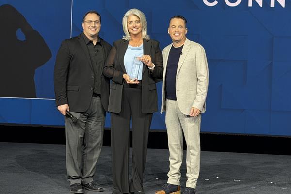 Bonnie Fenwick, Carpet One Floor & Home Jacksonville receives the Alan Greenberg Award