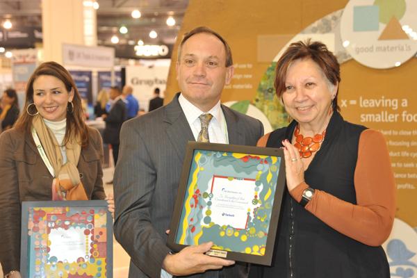 Diane Marel (Tarkett/Johnsonite) presents Restart Award to CDC DIstributing