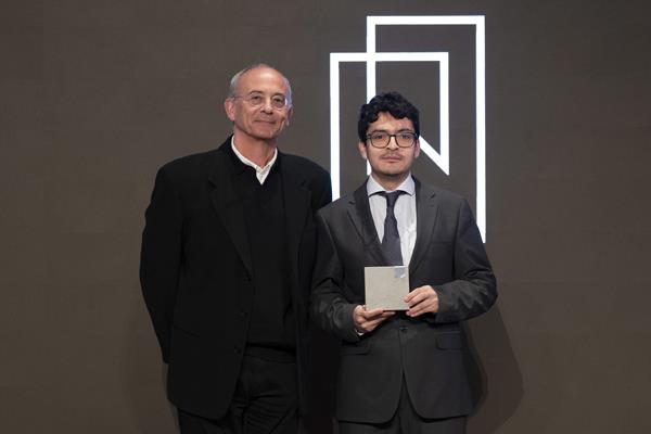 Martín Lejarraga (left) presents an award to Manuel Alexander Fustamante Mori
